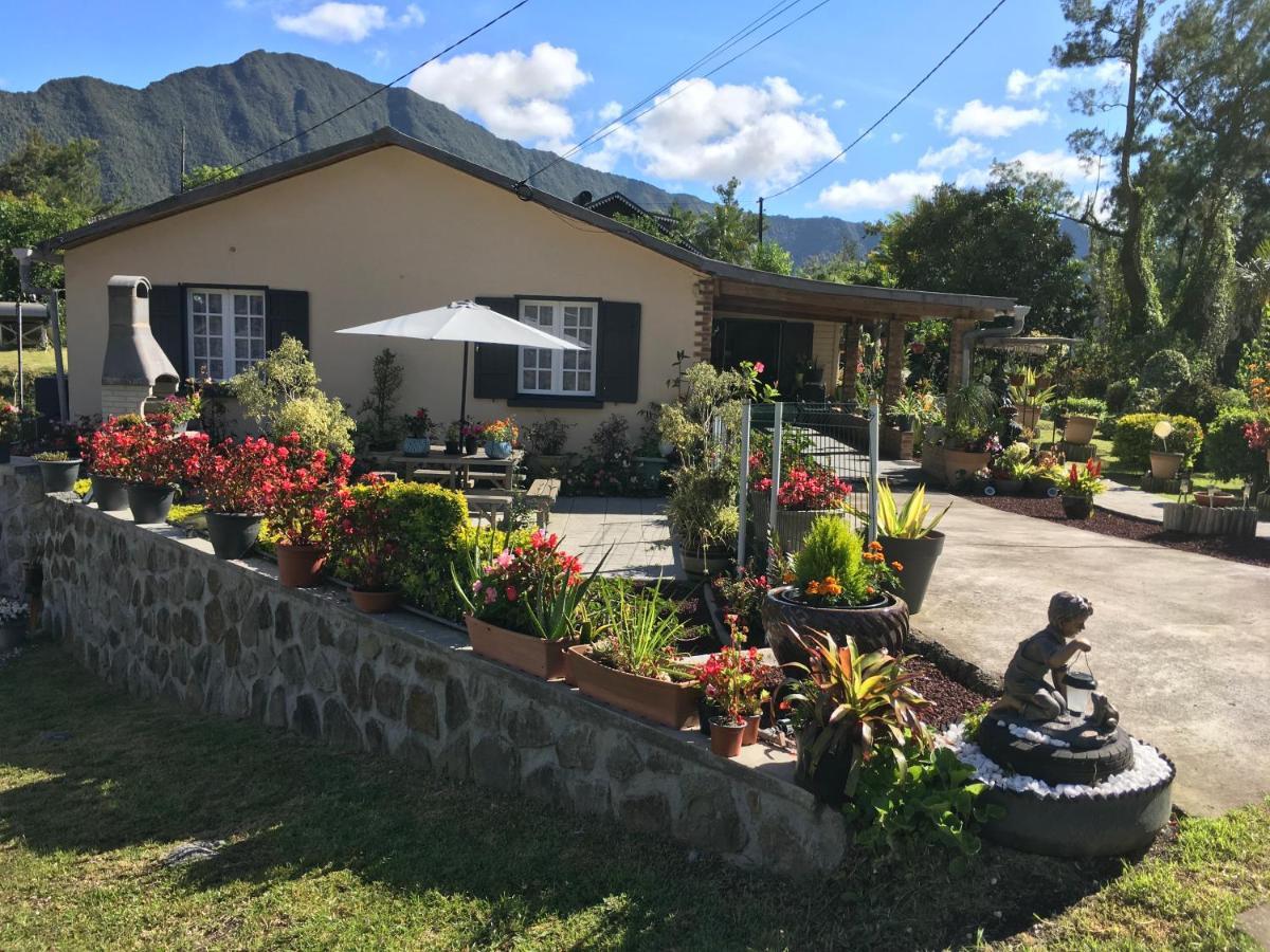 Ti Kaz Hoareau Bed & Breakfast Salazie Bagian luar foto